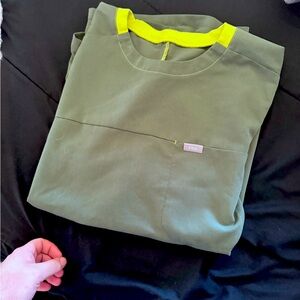 Large men’s figs scrub top new style